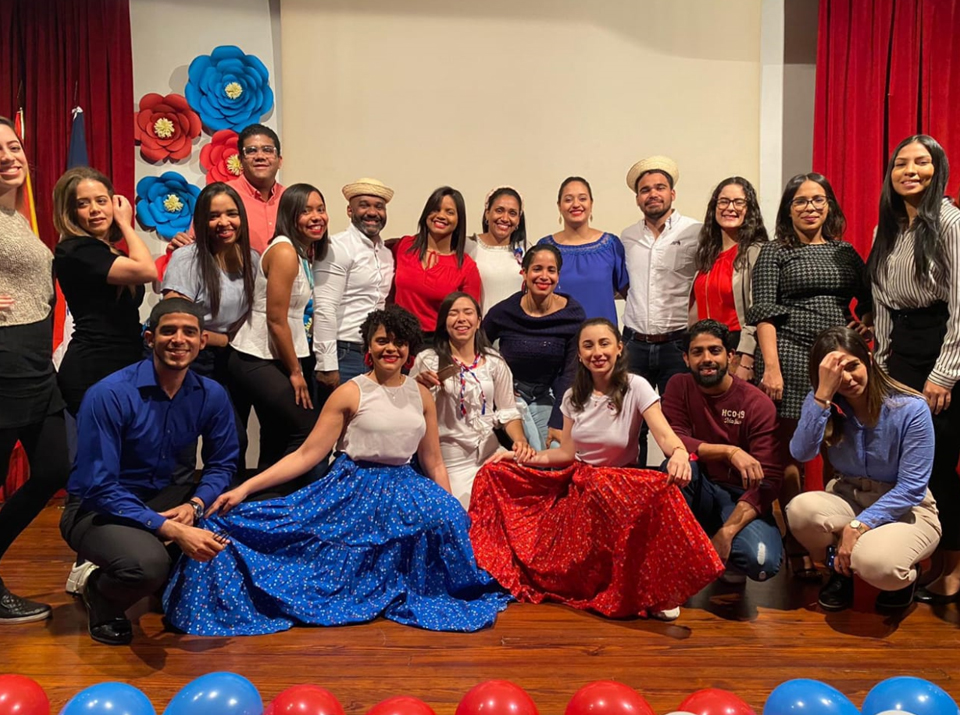 Alumnos del MBA compartiendo parte del folclore dominicano