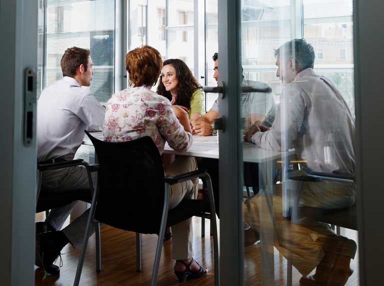 Mesa de reuniones con equipo de personas