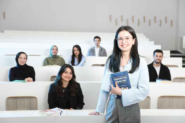 Mujer de pie en un aula
